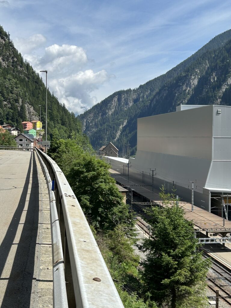 Bahnhof Göschenen mit den bunten Häusern im Hintergrund