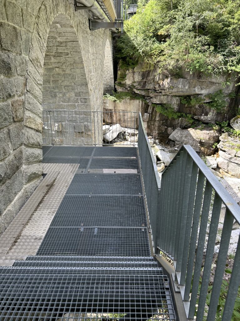 Über Gittertreppen runter