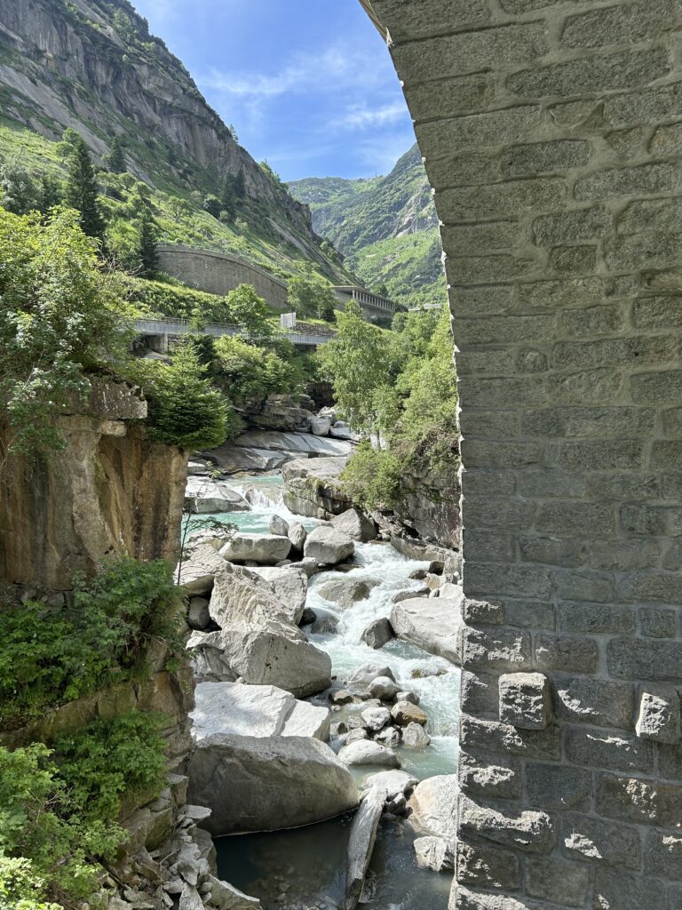Unter der Eisenbahnbrücke durch