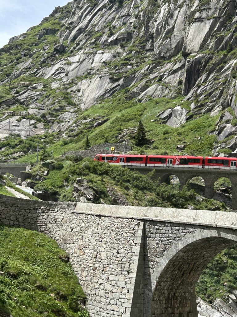 Die MGB (Matterhorn-Gotthard-Bahn) in der Schallenden
