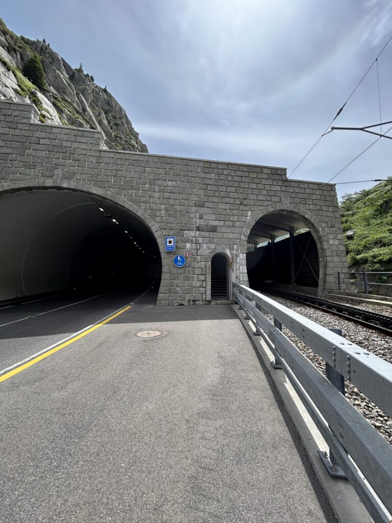 Tunnels für Strassen- und Bahnverkehr sowie für Fussgänger