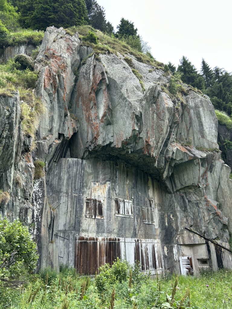Alter Bunker im Felsen