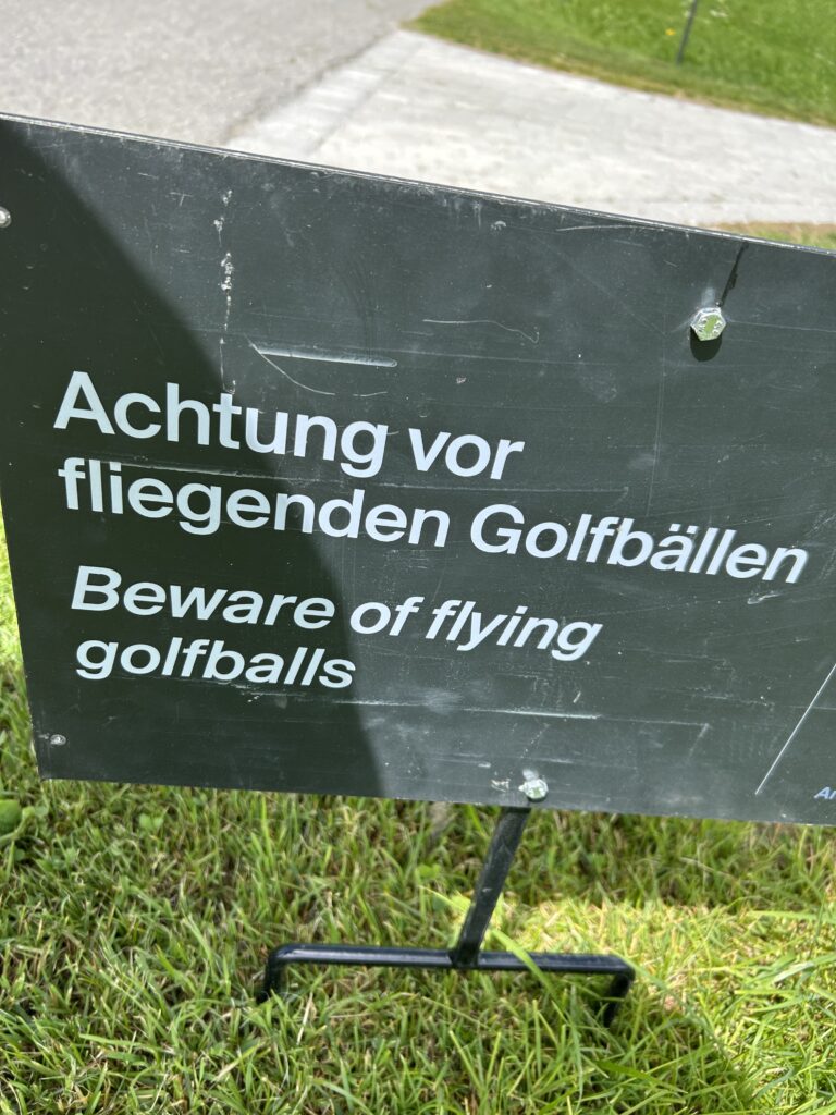 Warnhinweis auf dem Golfplatz
