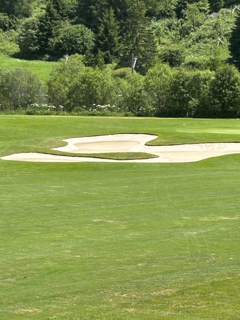 Loch auf dem Golfplatz
