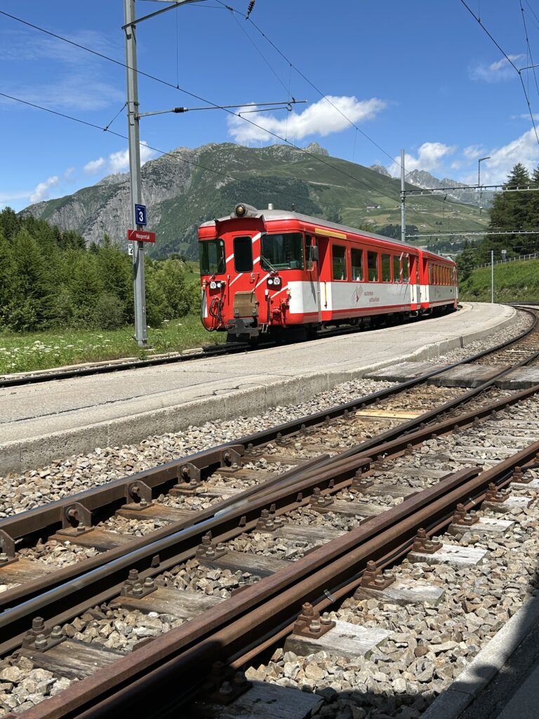 Einfahrende MGB in Hospental