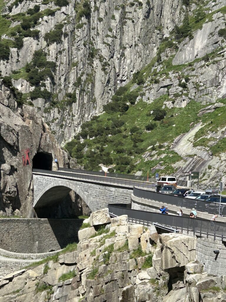 Blick auf die Teufelsbrücke aus dem Zug