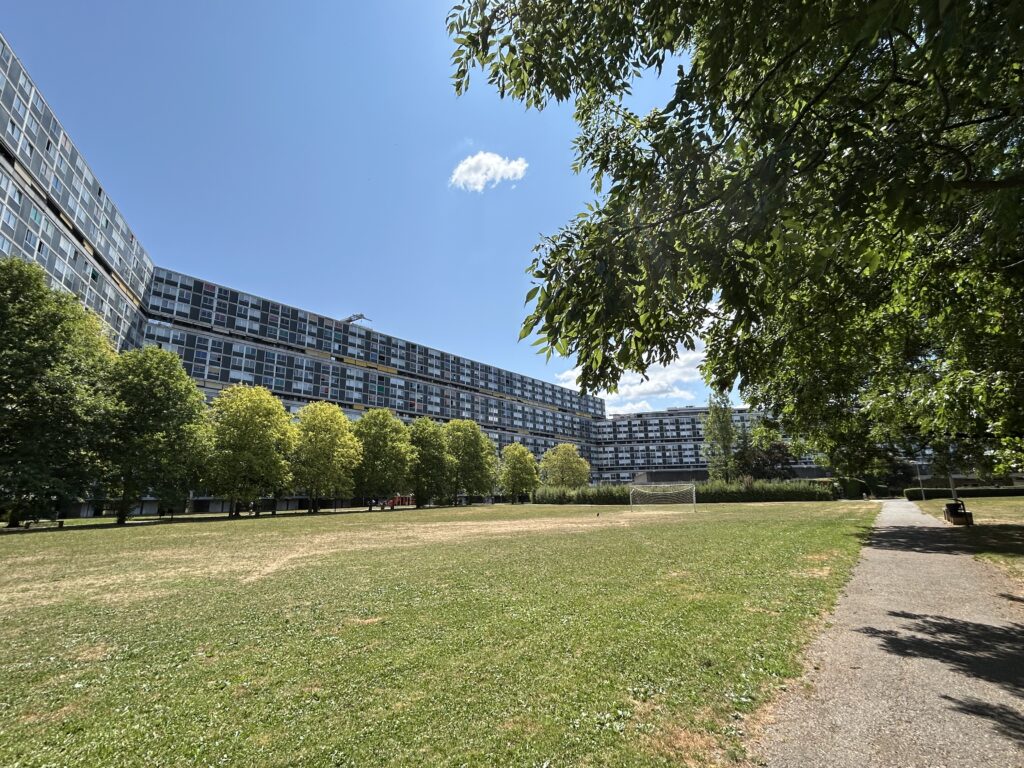 Fussballfeld hinter den Wohnblöcken
