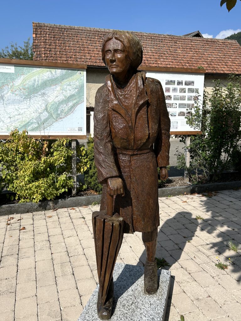 Holzfigur von Norbert Allemann, Bildhauer und Förster aus Diesse