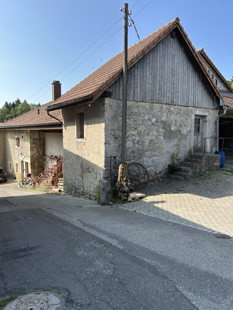 Häuserzeile in Les Moulins