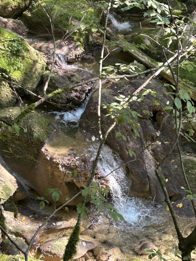 Viele kleine Wasserfälle