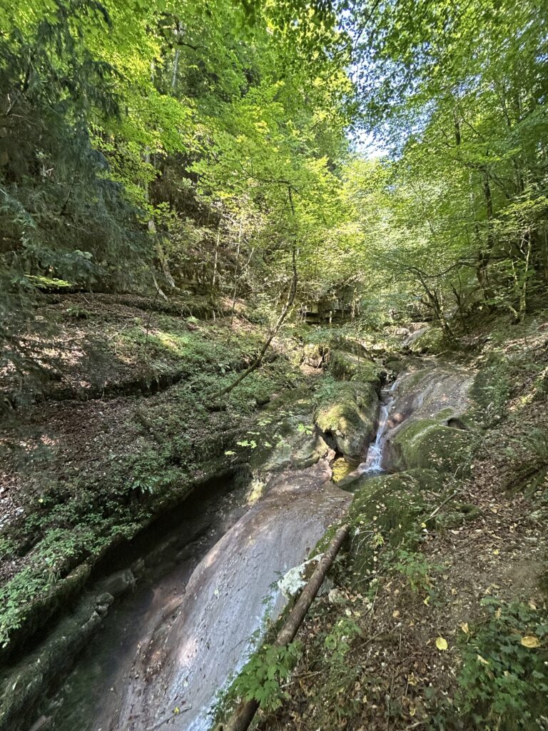 Wasser über den Felsen