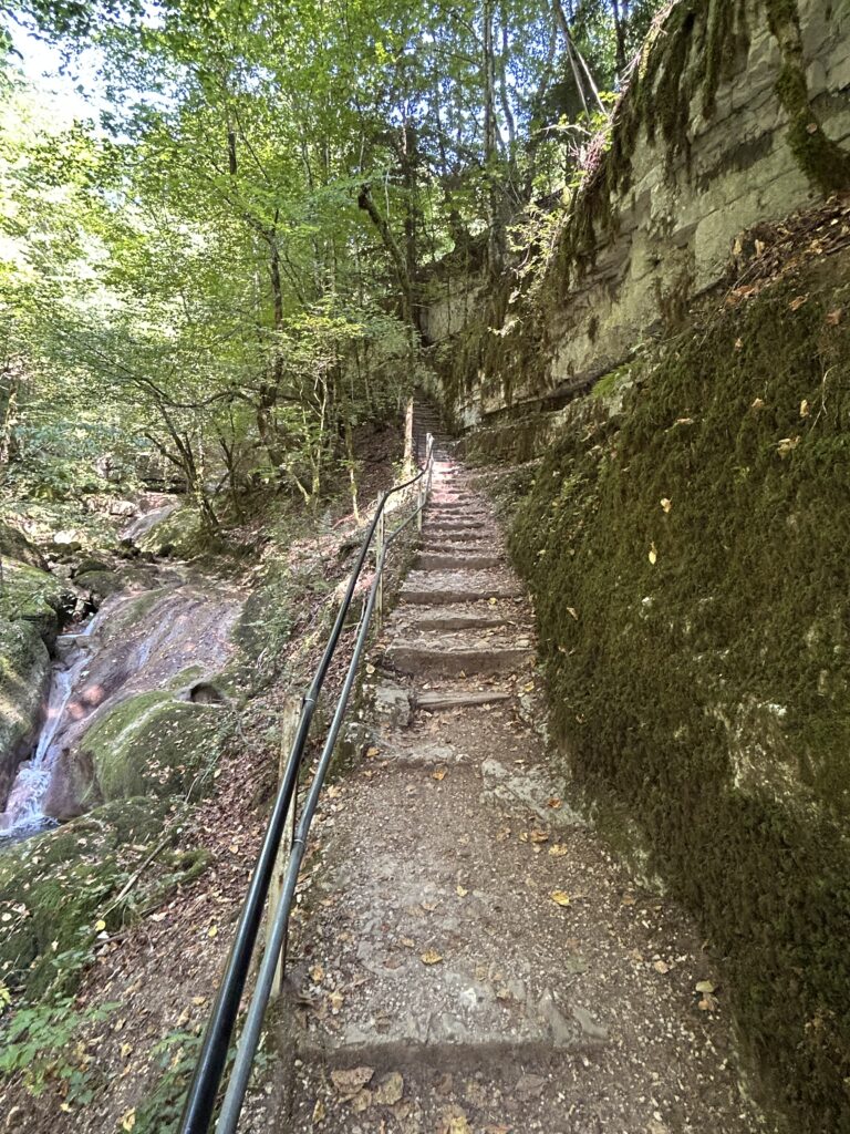 Treppen lindern die steilen Wege