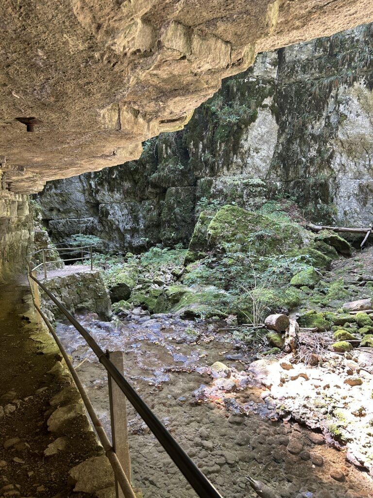 Unter Felsbrocken durch