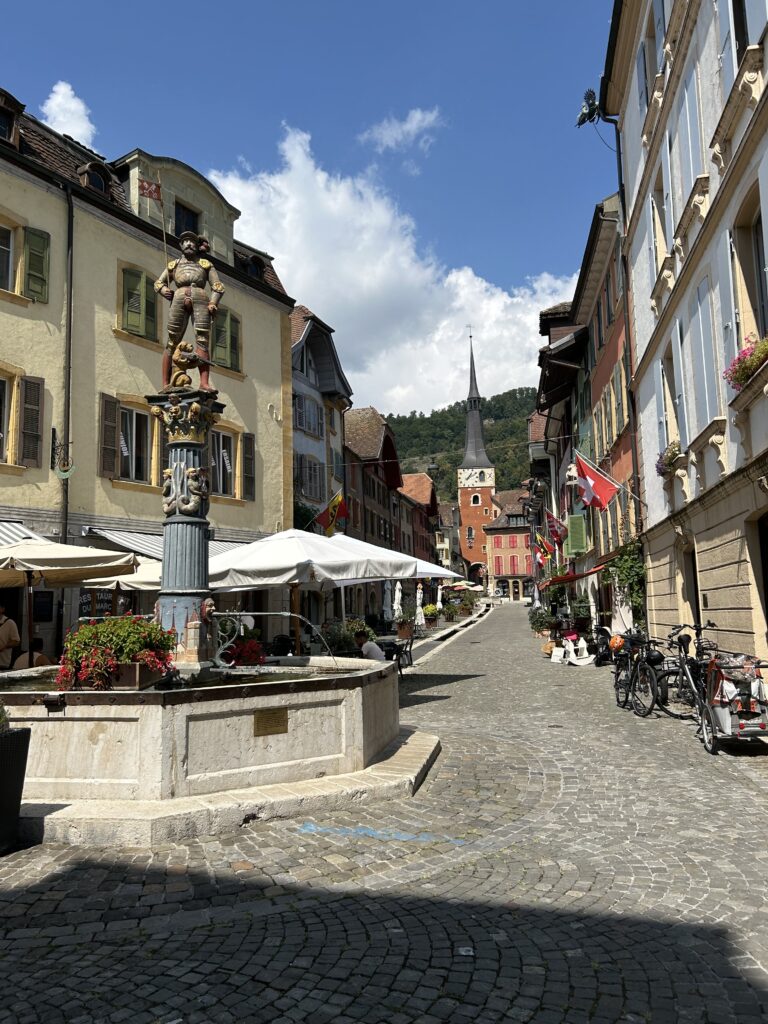 Rue du Marché mit Brunnen