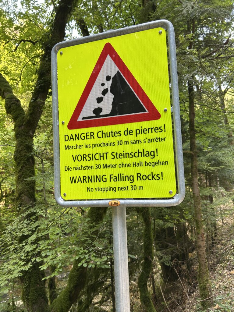 Hinweis auf Steinschlag!