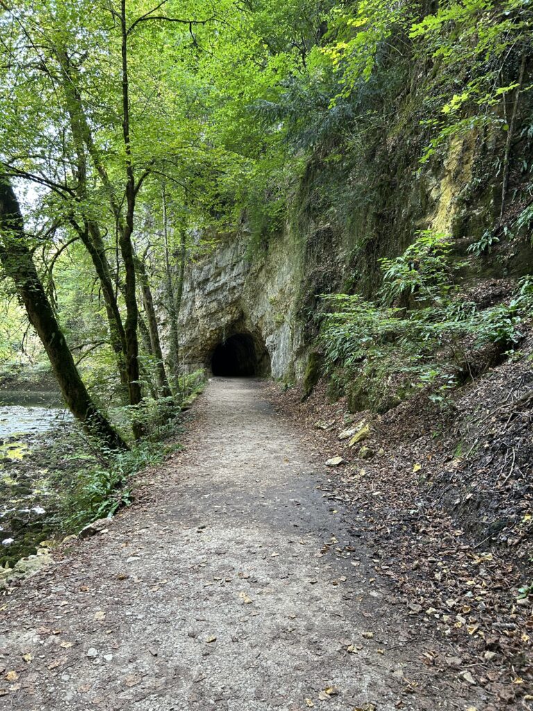 Der Weg führt durch einen Tunnel