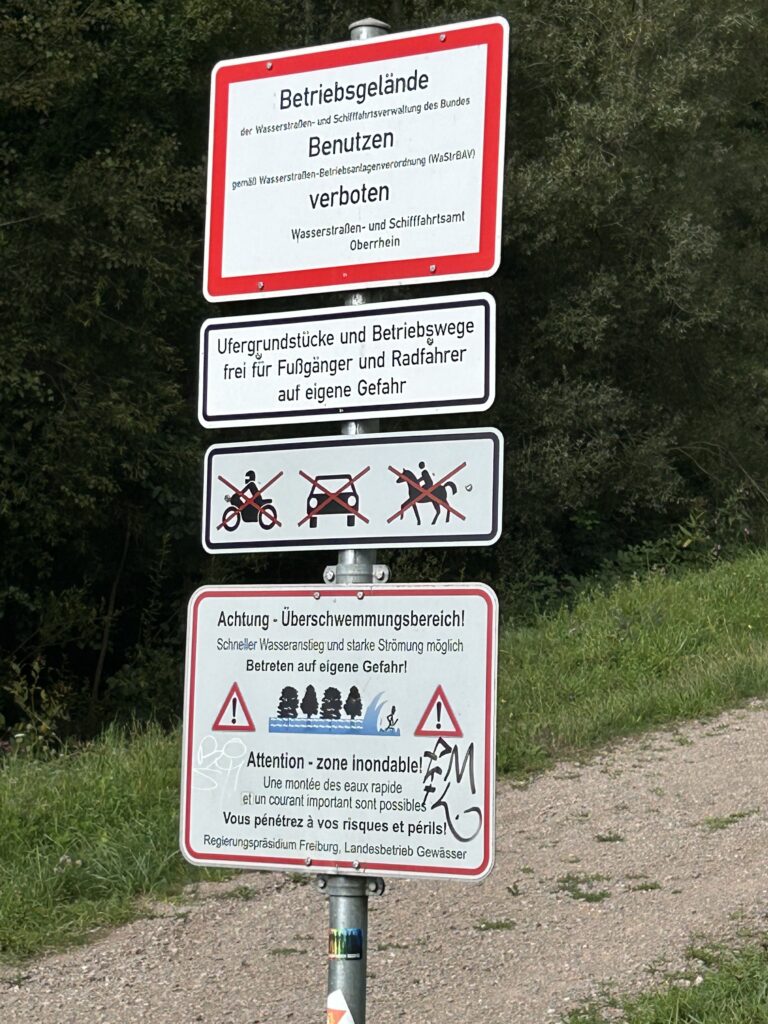 Ein Wirrwarr an Hinweistafeln